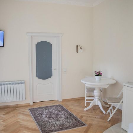Комфортна затишна квартира в центрі біля Оперного театру з балконом, світла квартира в центрі Львова, Львів подобова оренда центр Экстерьер фото